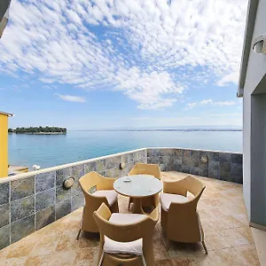 Apartament Punta, Preko
